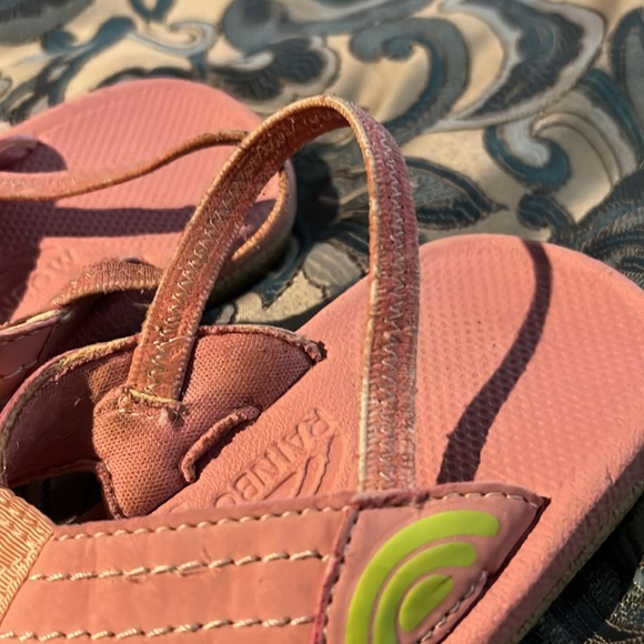 Toddlers pink rainbow flip flops size 7/8. Great used condition - Picture 4 of 7